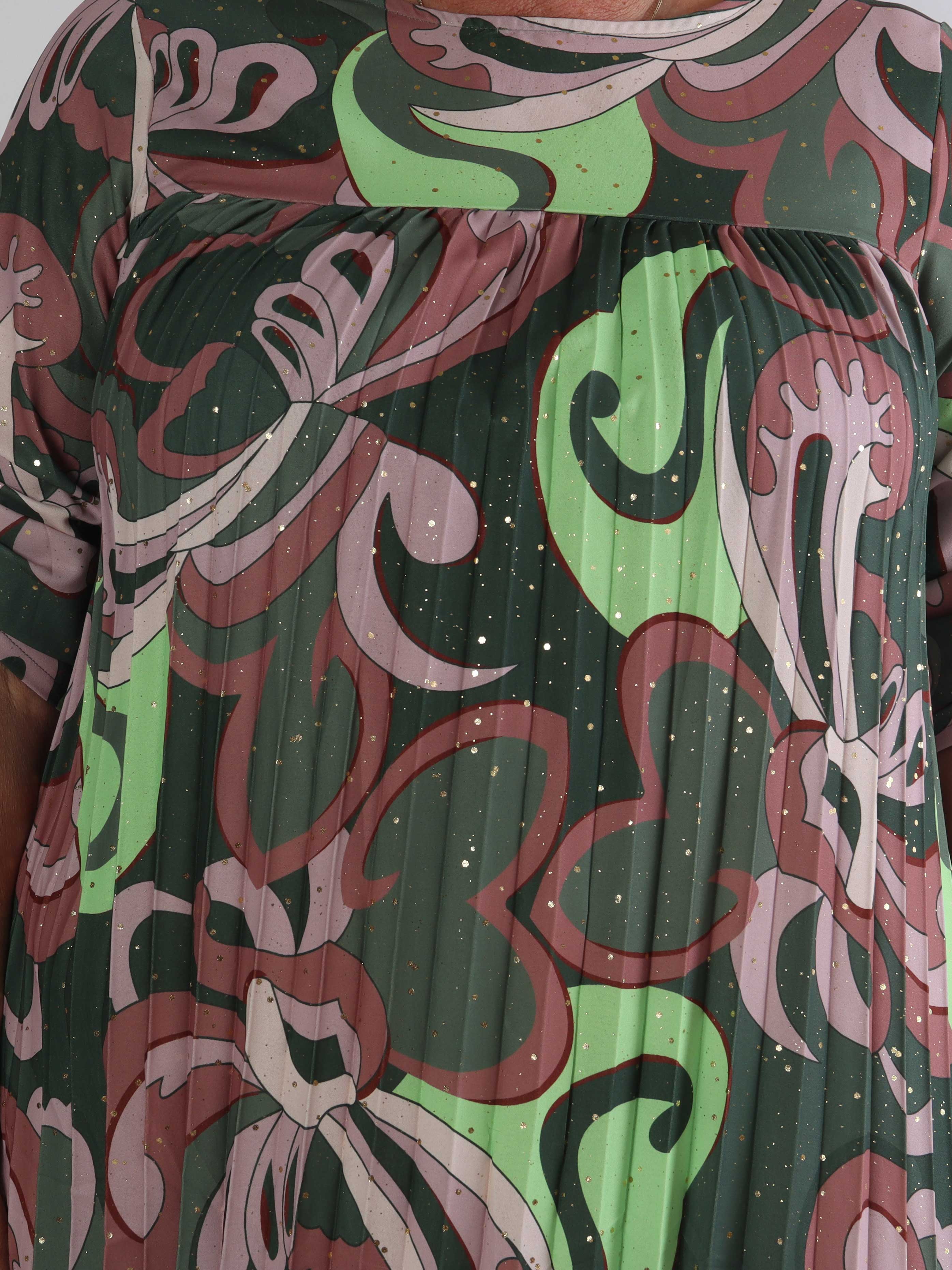 Nannie Retro - Lang plisseret plus size kjole i flerfarvet mønster